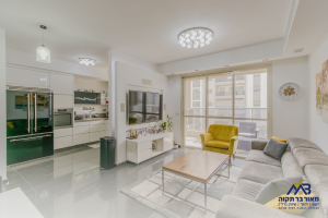 דירת 3 חדרים למכירה במחנה יהודה פתח תקווה סלון מרווח עם מיזוג מיני מרכזי