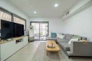 סלון מרווח ומואר בדירת 4 חדרים, יעל רום 9 אם המושבות