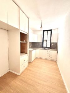 מטבח מאובזר בדירת 4 חדרים למכירה במרכז השקט פתח תקווה