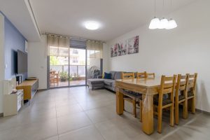 סלון מרווח ומואר עם יציאה למרפסת שמש בפינסקר 21, מרכז פתח תקווה